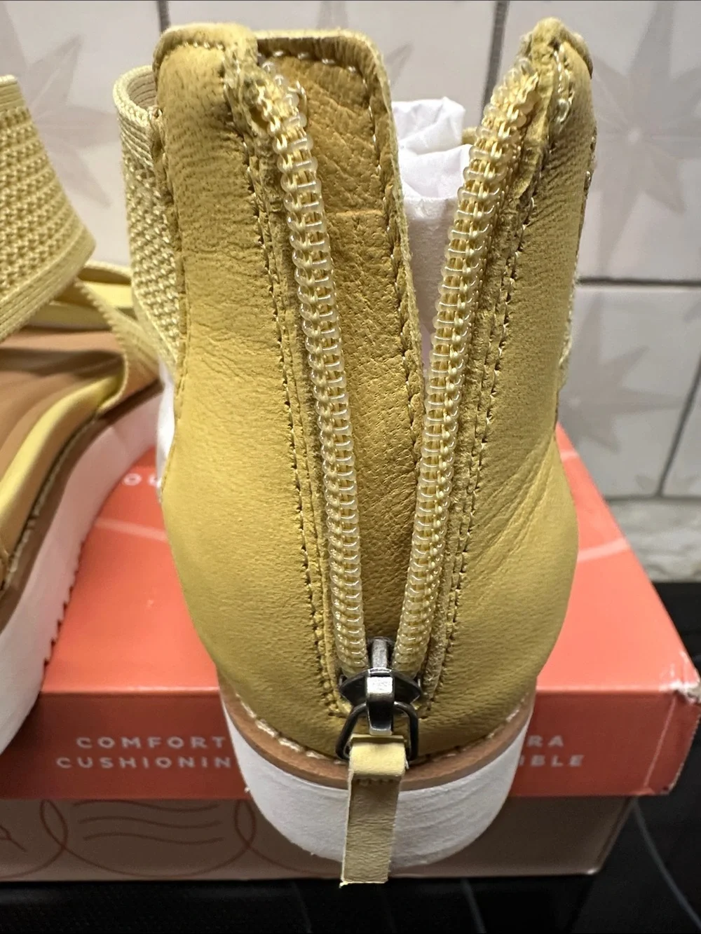 Easy Spirit Wanderer 2 Women’s Butter Yellow Crisscross Canvas Sandals 7.5 NIB
